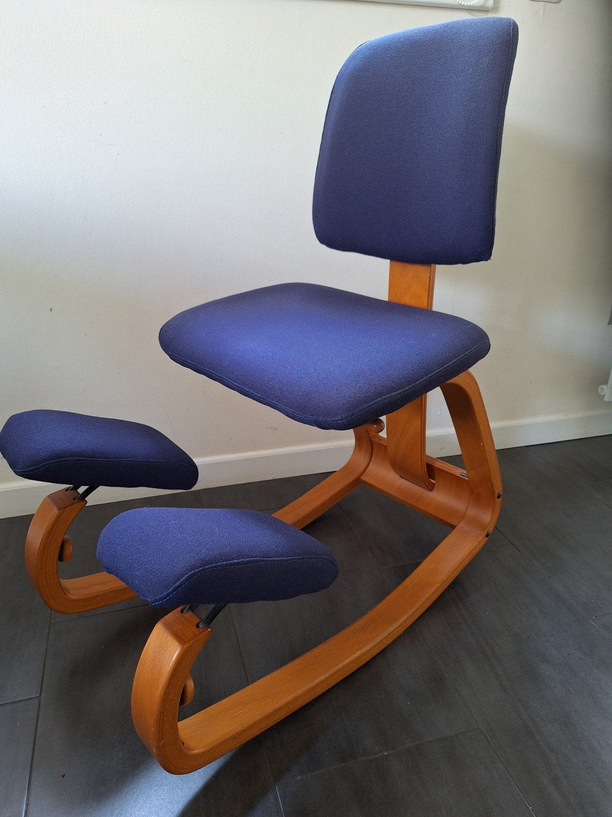 Stokke Varier Thatsit Balans kniestoel - instelbaar., Huis en Inrichting, Stoelen, Ophalen, Gebruikt, Blauw, Ergonomisch, Scandinavisch design
