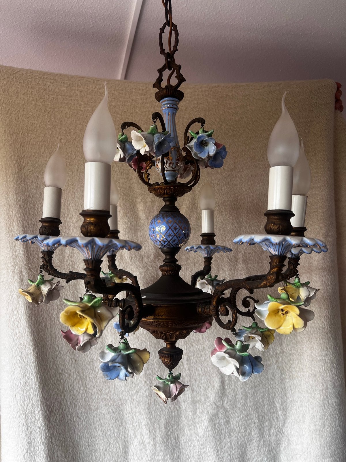 Antieke Kroonluchter met Porseleinen Bloemen, Ophalen, Gebruikt, Metaal, E14 (klein)