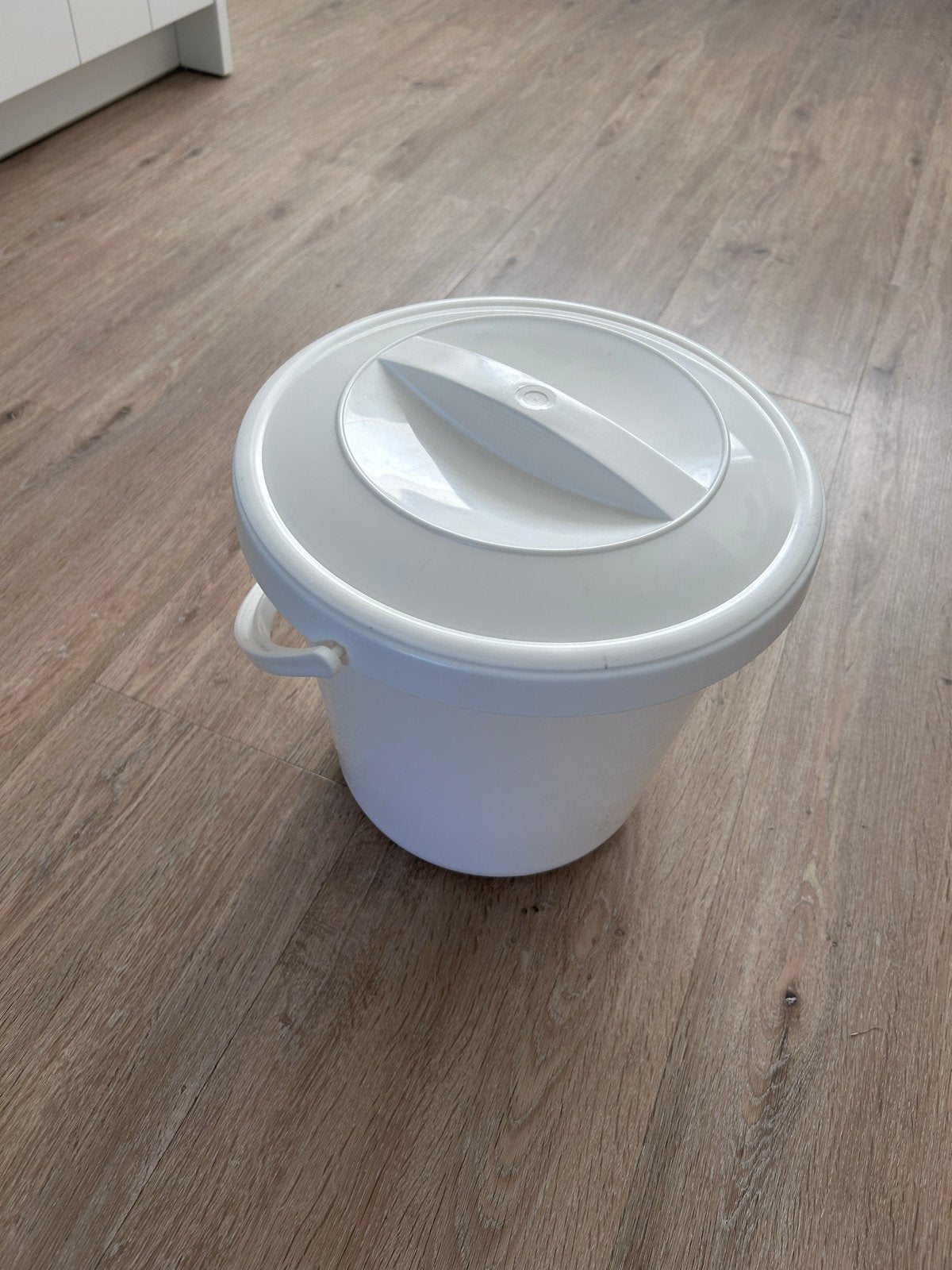 Toiletemmer met deksel en handgreep, Ophalen, Zo goed als nieuw, Kunststof, Met deksel