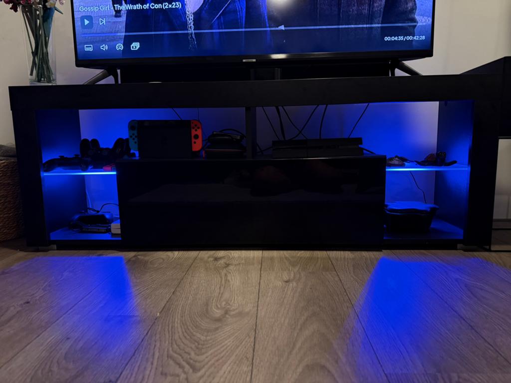 TV meubel zwart met hoogglans 140cm, Huis en Inrichting, Kasten | Televisiemeubels, Ophalen, Gebruikt, 100 tot 150 cm, Minder dan 100 cm