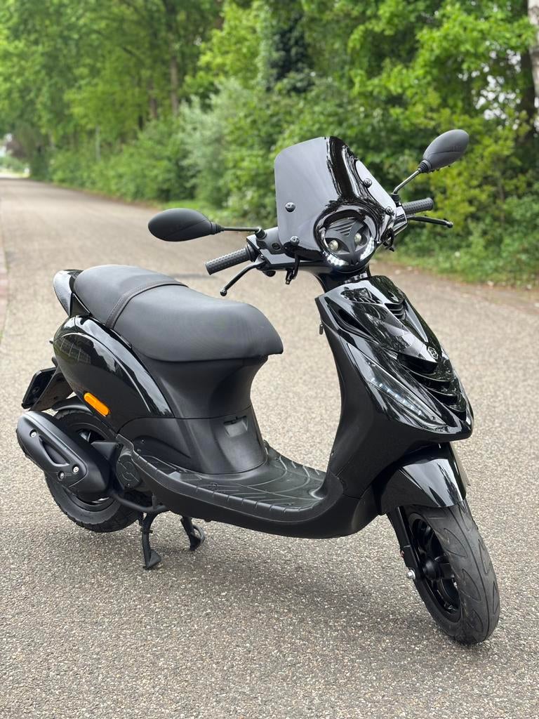 ✅ Zeer Nette Piaggio Zip Sp Snor 2018 4T BLACK ON BLACK! ✅, Fietsen en Brommers, Scooters | Piaggio, Zo goed als nieuw, Zip, Benzine