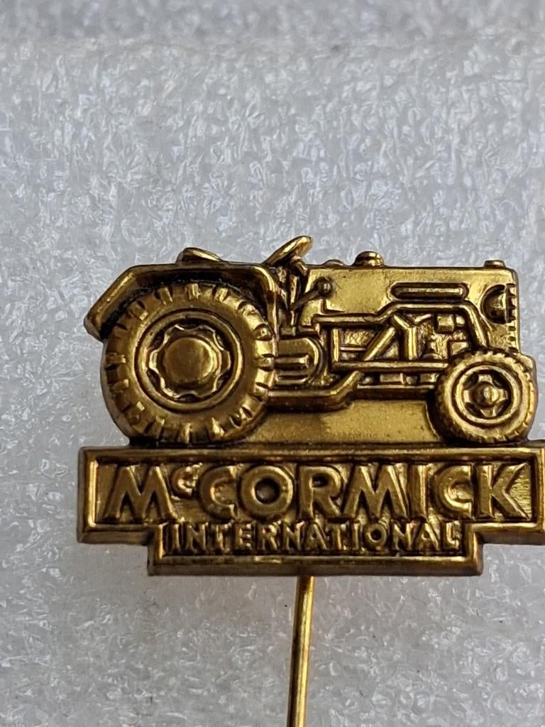 Speldje McCormick oldtimer tractor, Verzamelen, Ophalen of Verzenden, Gebruikt, Overige onderwerpen