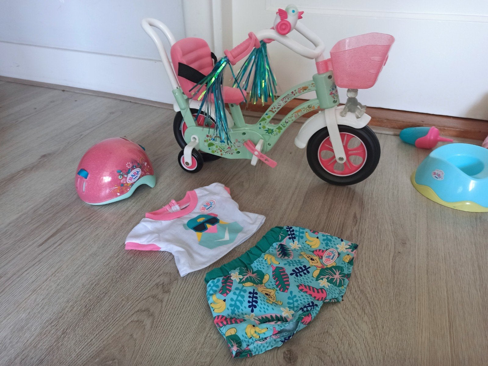 Baby Born pop met fiets..ook een, luiertas en kleding, Kinderen en Baby's, Speelgoed | Poppen, Ophalen of Verzenden, Gebruikt