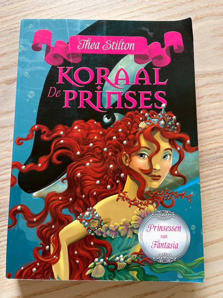 Thea Stilton - Koraal de Prinses (Prinsessen van Fantasia), Ophalen of Verzenden, Zo goed als nieuw, Fictie