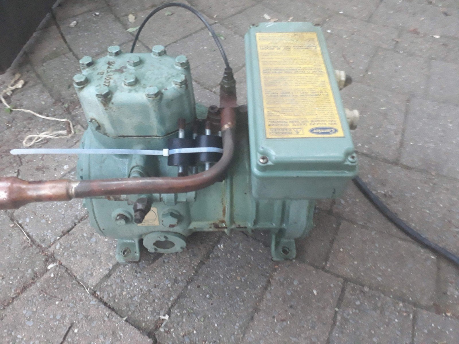 Carrier Koelcompressor type 06VR 205 A  1,5 PK 380/400 V., Ophalen