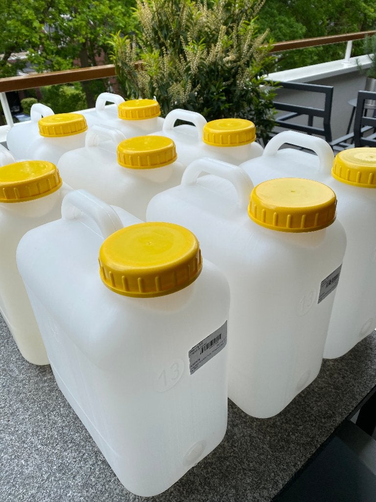 8 Stevige kunststoffen Jerrycans van 13 liter aangeboden., Ophalen
