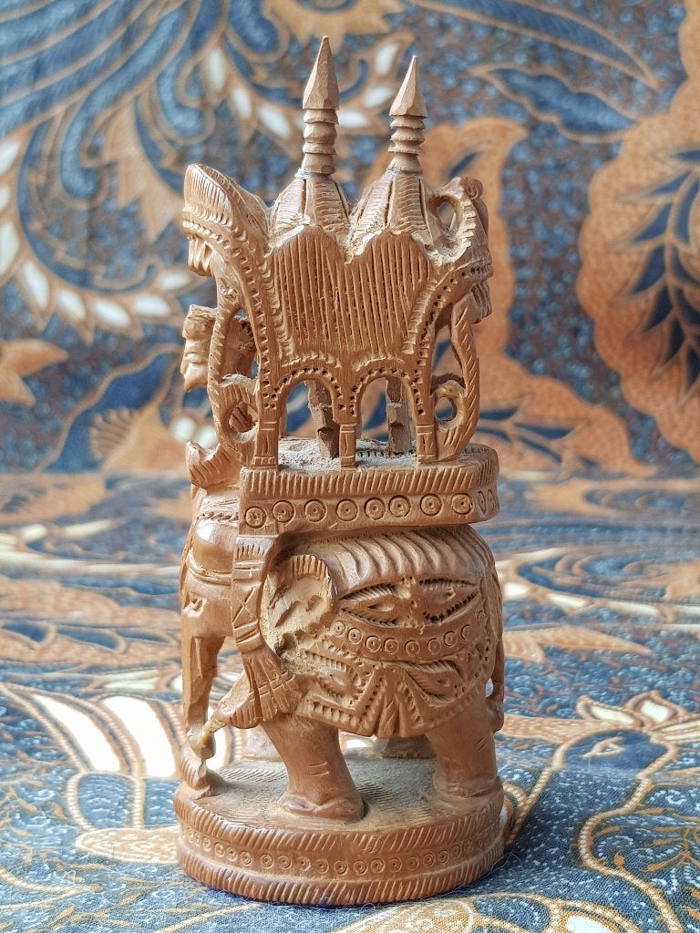 Olifant met berijder antiek Oosters beeldje van hout 12 cm., Ophalen of Verzenden, Beeld, Gesneden, Hout