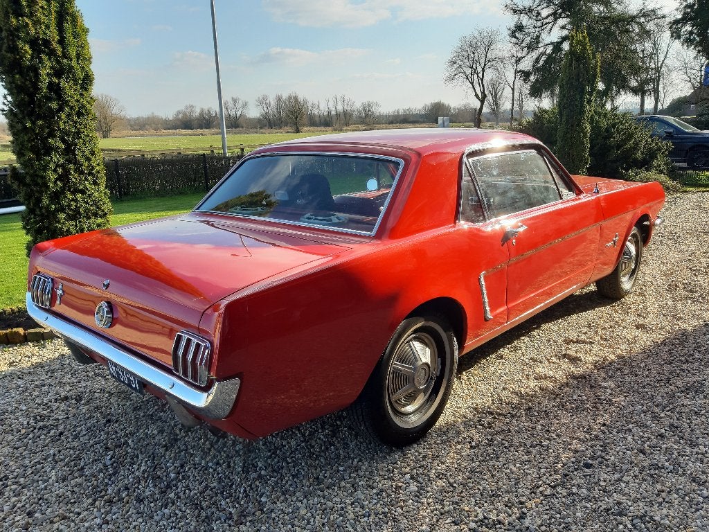 Ford Mustang 1965 - 3.3 SIX - handgeschakeld - poppy red, foto 5