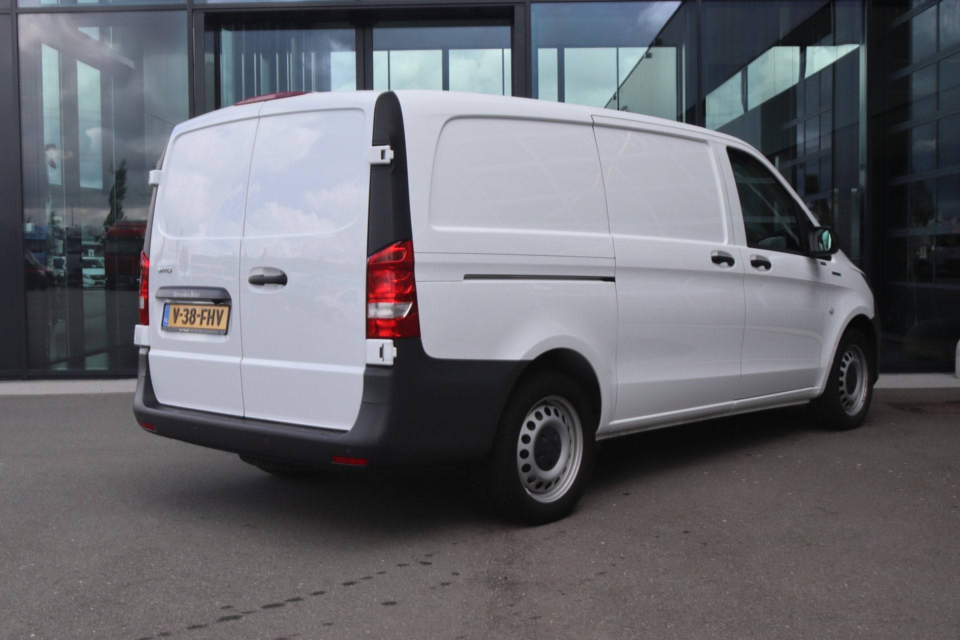 Mercedes-Benz eVito eVito Lang 66 kWh |AIRCO/ALARM/SNELLADEN, Auto's, Gebruikt, Verwarmde buitenspiegels, 116 pk, Wit