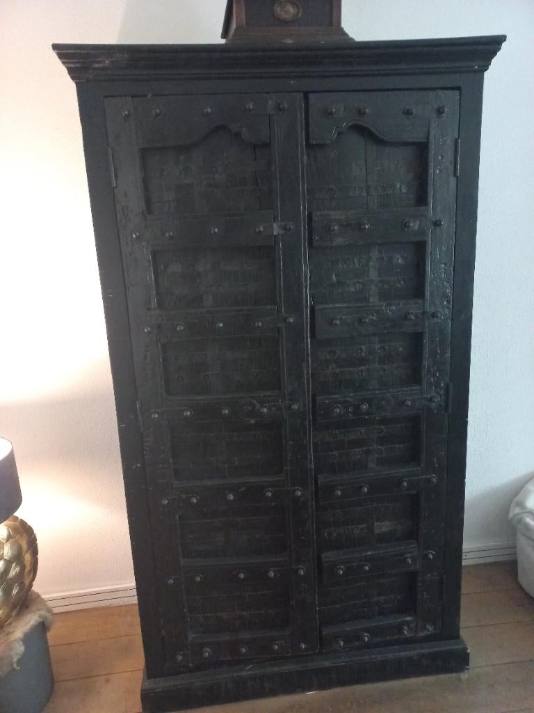 Unieke Indiase kast - Zwart hout met metalen details, Ophalen, Met plank(en), 200 cm of meer, Zo goed als nieuw