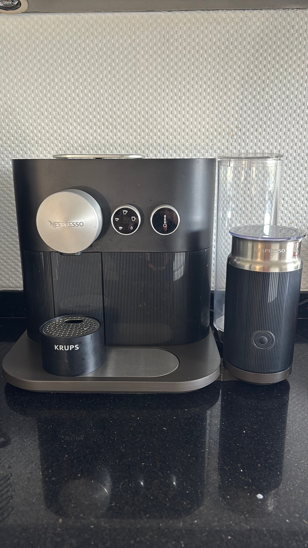 Nespresso cups apparaat zwart met melkopschuimer, Ophalen, Zo goed als nieuw, Koffiemachine
