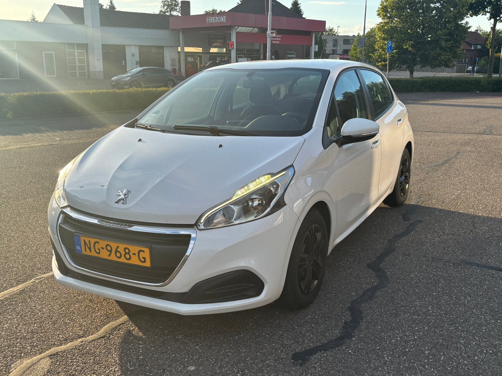 Peugeot 208 1.6 HDI 73KW 5-D 2015 Wit, Voorwielaandrijving, 4 cilinders, Wit, 1560 cc