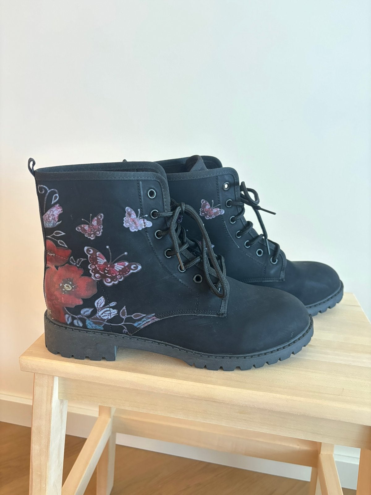 Zwarte veterlaarzen met bloemen & vlinders – maat 42 – €80, Kleding | Dames, Zwart, Lage of Enkellaarzen, Nieuw, Ophalen of Verzenden