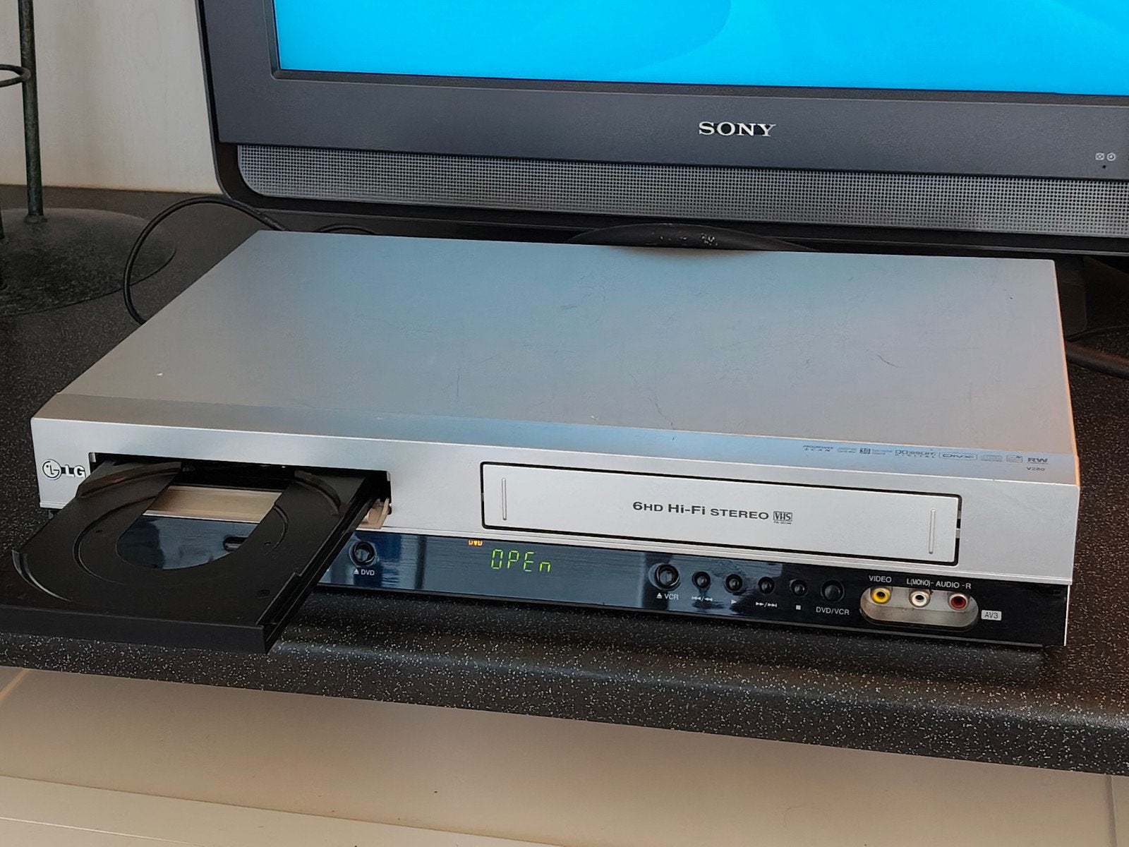 LG V280 DVD/VHS-speler combo - Getest, zonder afstandsbedien, Ophalen of Verzenden, Gebruikt, VHS-speler of -recorder