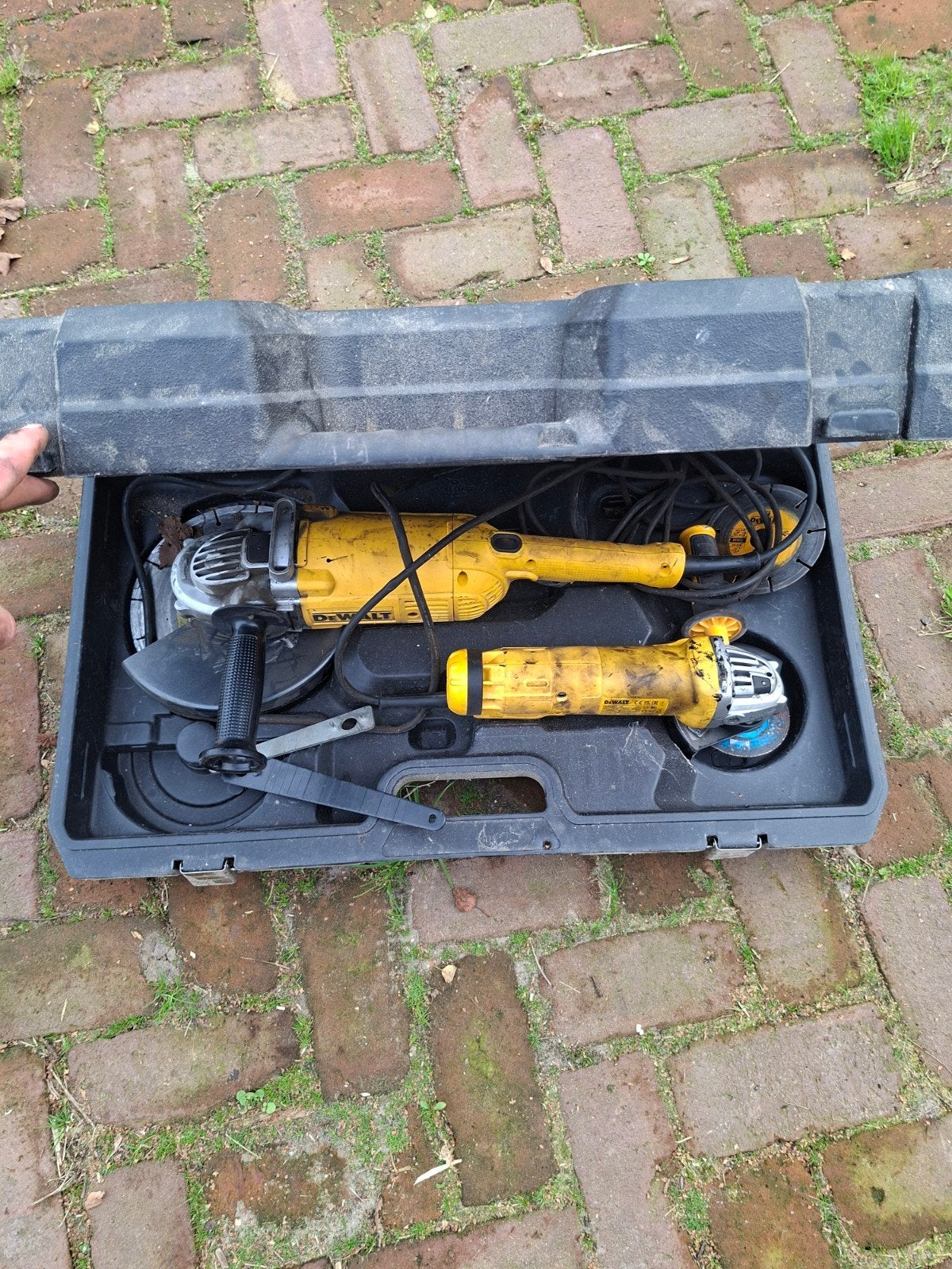 Foto 3 van DeWalt Haakse Slijpmachines DWE492S en DWE4207 in Koffer