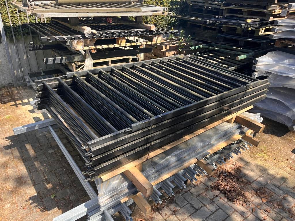 ZGAN: 21 meter zwarte spijlenpanelen voor € 800,=, Ophalen, Zo goed als nieuw, IJzer, Spijlenhekwerk