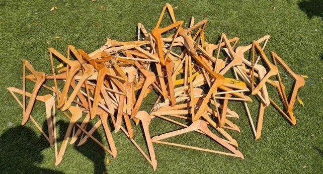 57 zeer stevige kledinghangers Ikea hout broek shirt jas, Ophalen, Zo goed als nieuw, Hout, Kinderen en Volwassenen