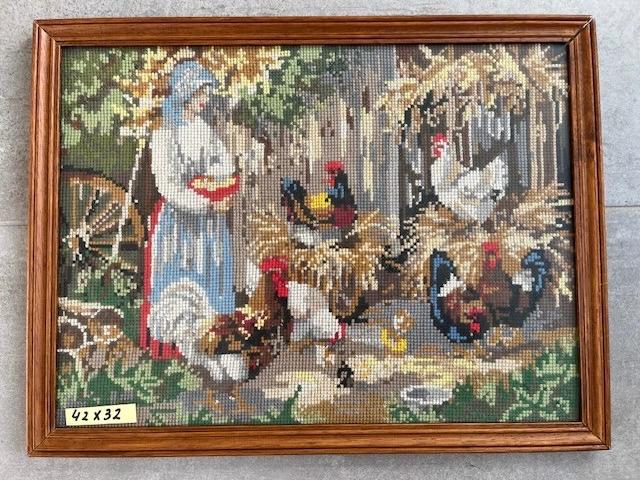 Mooi geborduurd "meisje voert de kippen", Huis en Inrichting, Woonaccessoires | Schilderijen, Tekeningen en Foto's, Minder dan 50 cm