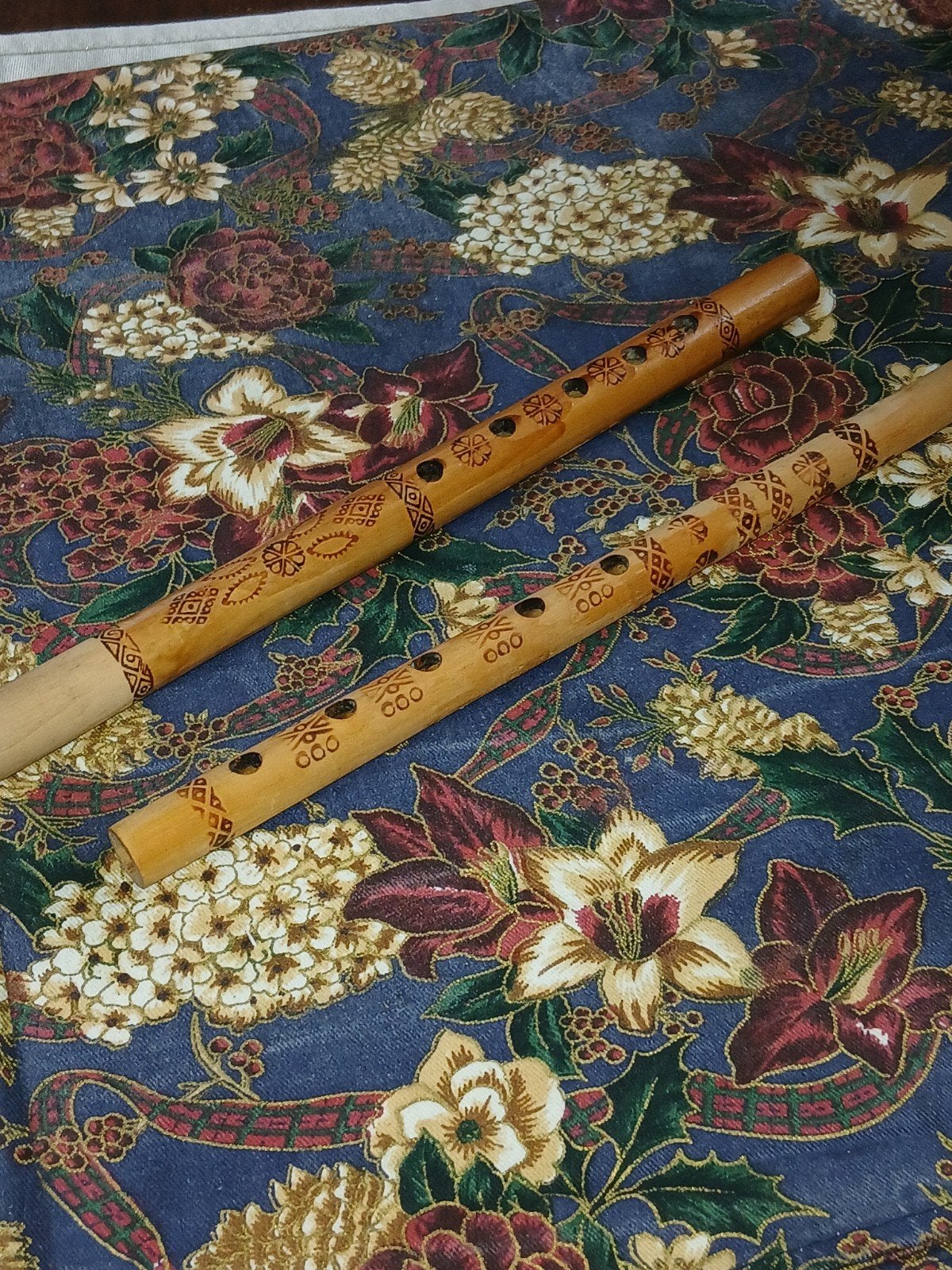 Set van 2 handgemaakte houten fluiten met gravures, Muziek en Instrumenten, Ophalen of Verzenden, Gebruikt, Houtblazer