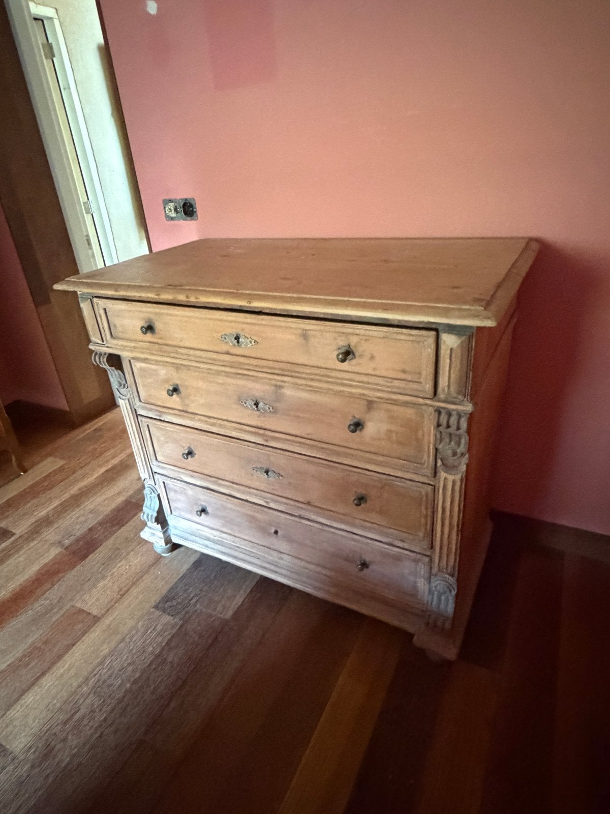 Antieke houten ladekast met sierlijke details, Ophalen