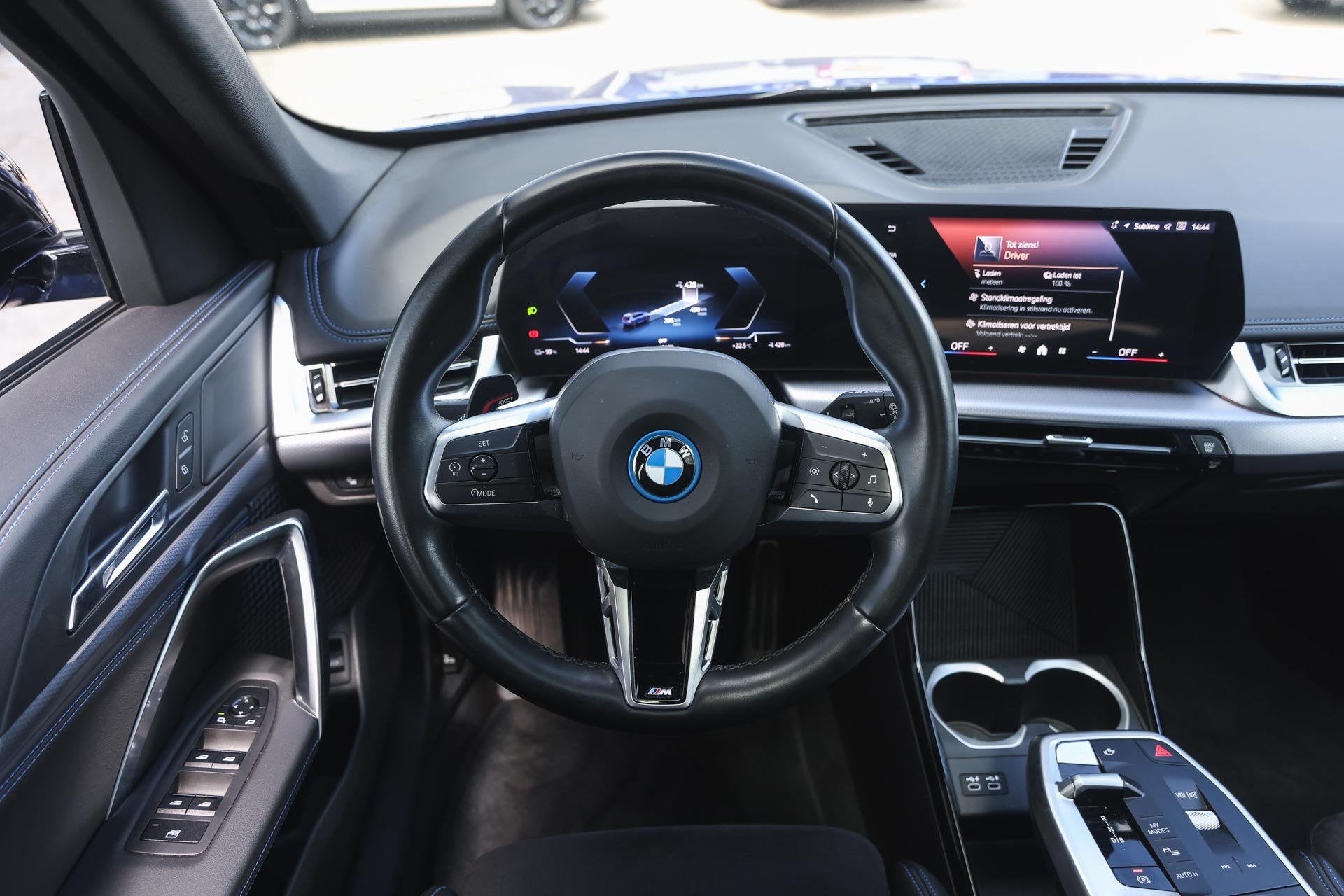BMW iX1 eDrive20 M Sport / Panoramadak / Trekhaak / Sportsto, Dealer onderhouden, Gebruikt, Met garantie (alle), Origineel Nederlands