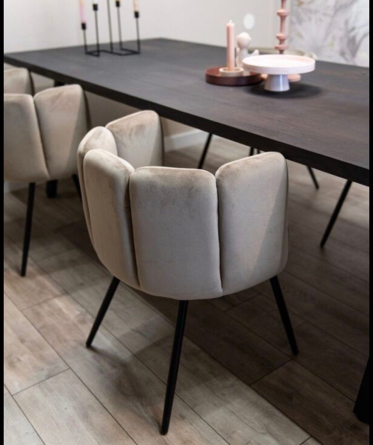 Grijze velvet/fluwelen eetkamerstoelen - 2 stuks z.g.a.n., Twee, Ophalen of Verzenden, Zo goed als nieuw, Stof