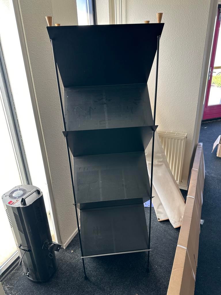 Zwart metalen folderrek / tijdschriftenrek, Ophalen, Met plank(en), Minder dan 50 cm, Gebruikt