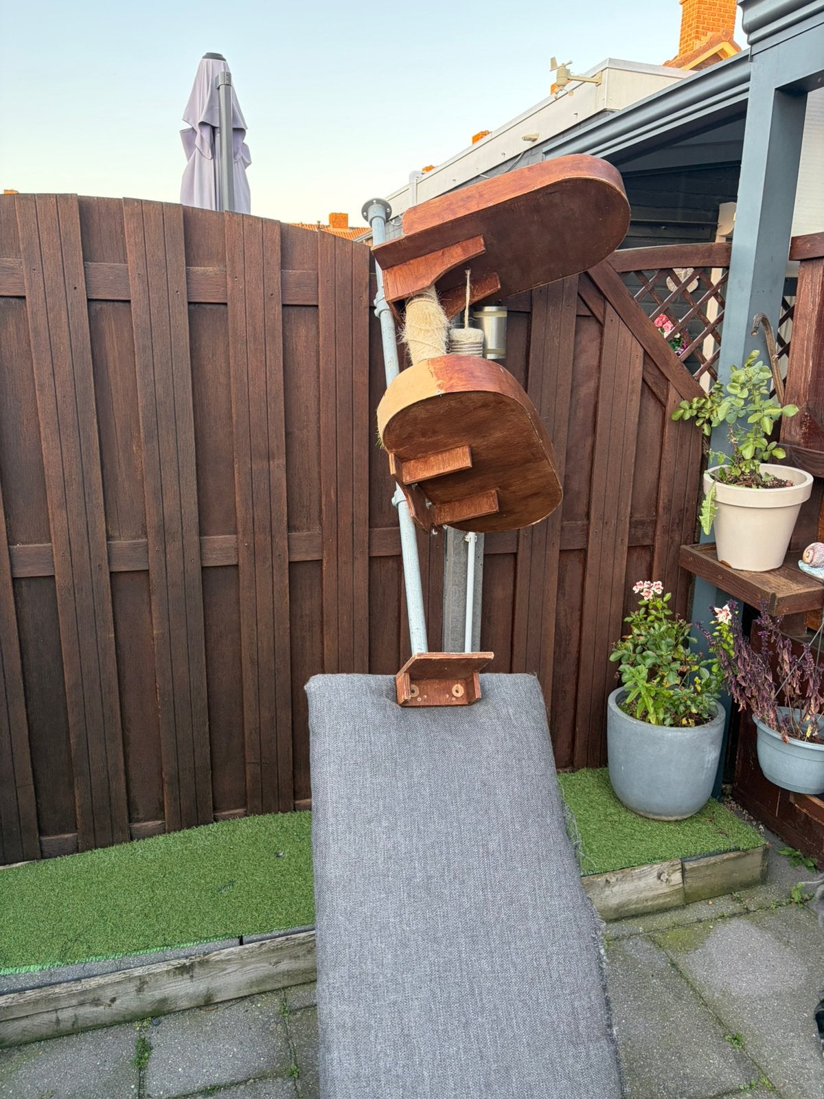Unieke houten krabpaal met steigerbuis, Ophalen, Gebruikt, Krabpaal