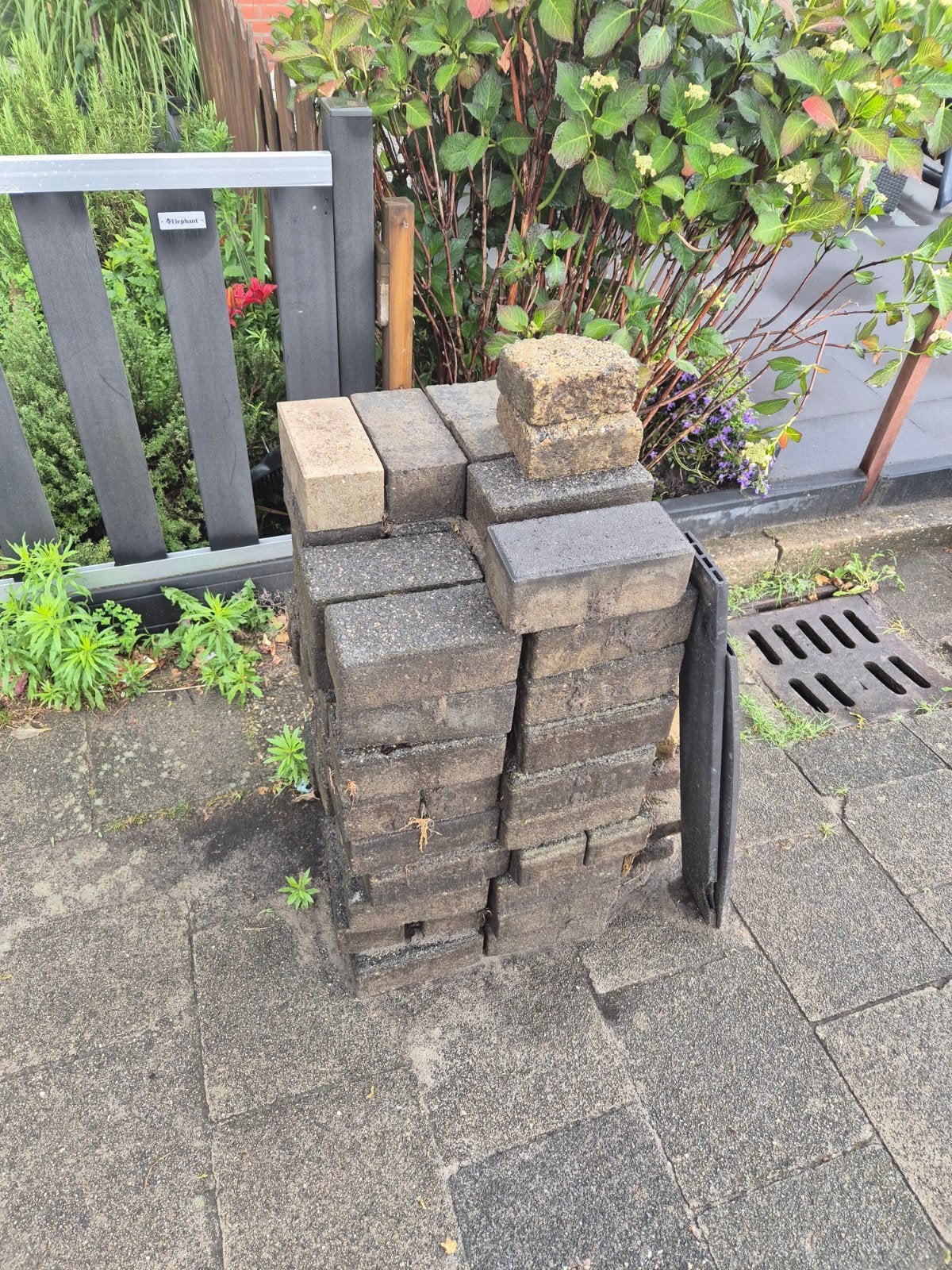 Gratis af te halen zware opsluitbanden en stenen voor tuin, Tuin en Terras, Ophalen, Gebruikt, Overige typen, Minder dan 5 m²