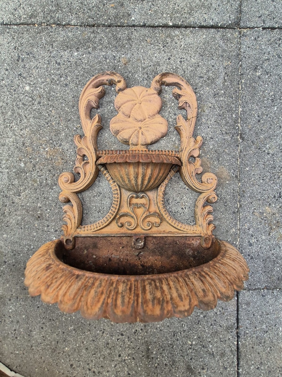 Antieke gietijzeren plantenbak / wandfontein, Ophalen