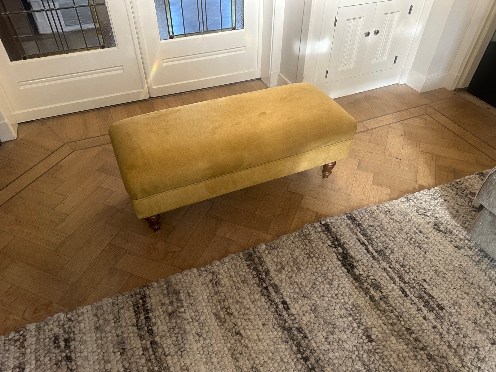 Gele fluwelen voetenbank met houten poten, Ophalen, Gebruikt, 75 tot 100 cm, Rechthoekig