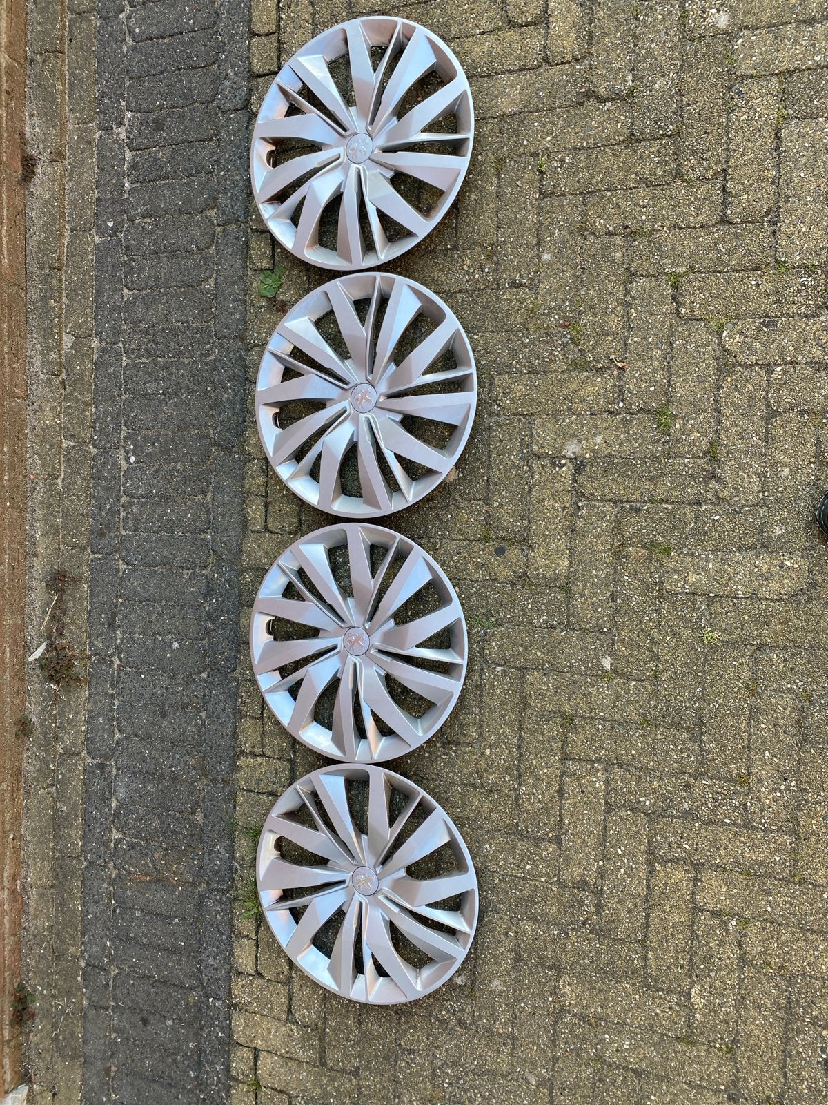 Set van 4 orginele Peugeot wieldoppen 15 inch in nieuwstaat., Ophalen of Verzenden, Zo goed als nieuw