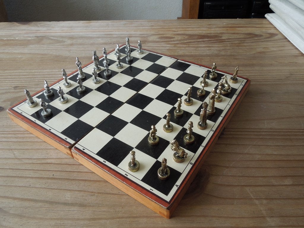 Schaakbord met Backgammon in houten doos, tinnen beeldjes, Hobby en Vrije tijd, Gezelschapsspellen | Bordspellen, Een of twee spelers