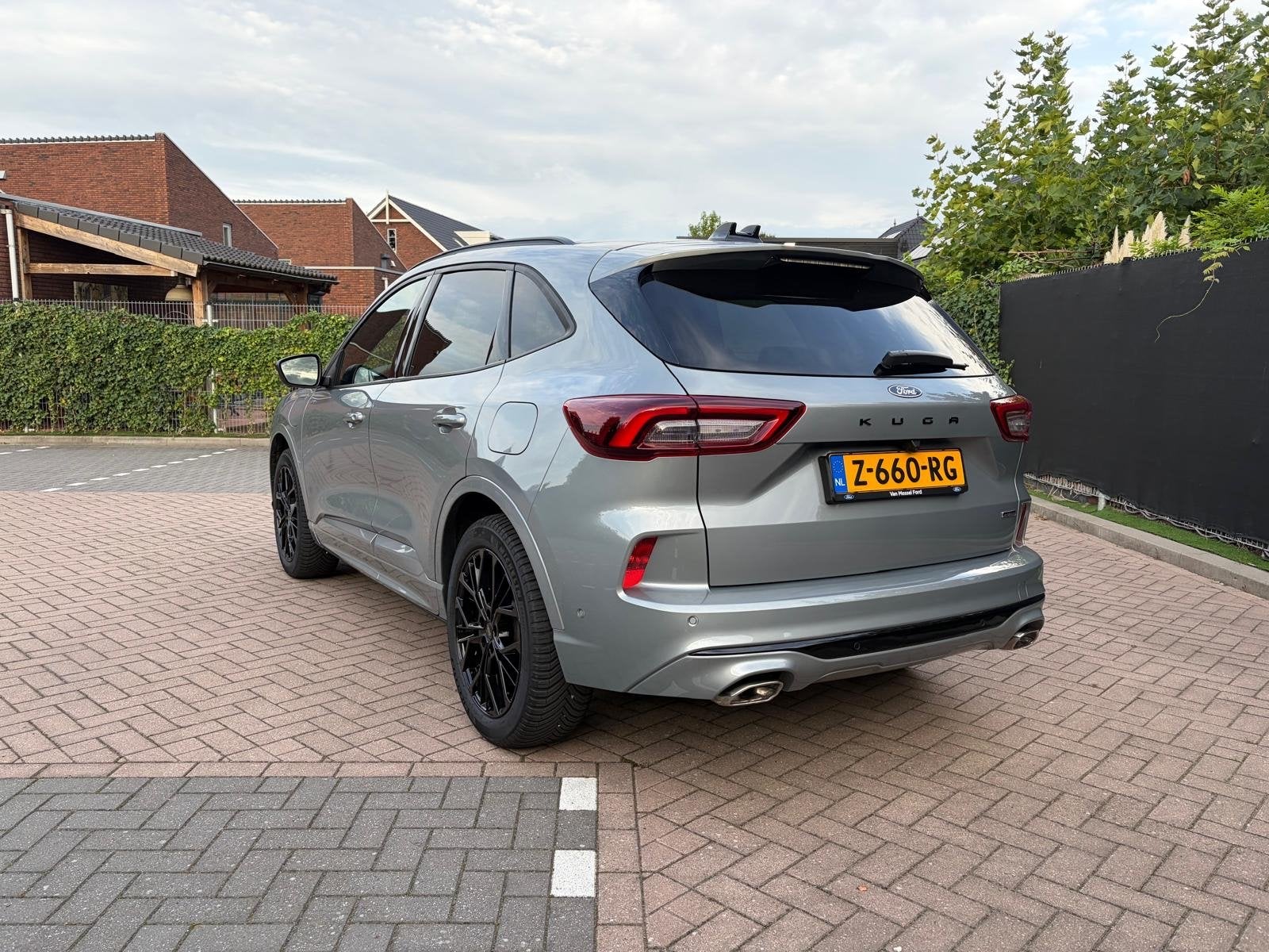 Foto 4 van Ford Kuga 2.5 PHEV St-line X Black Style | Trekhaak | Winter