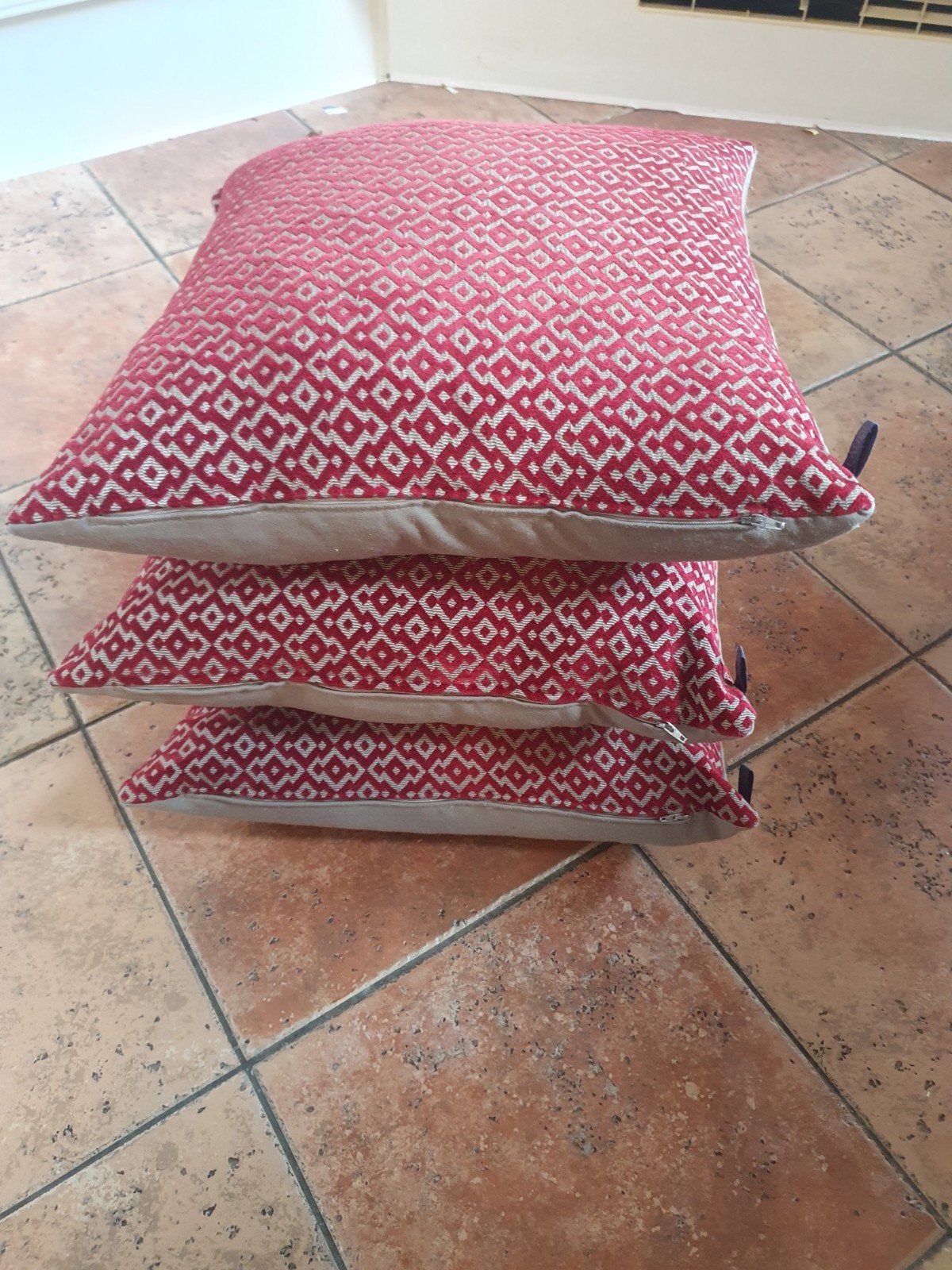 Te koop Claudi kussens beige/rood 3 stuks, Huis en Inrichting, Ophalen of Verzenden, Rechthoekig, Minder dan 50 cm