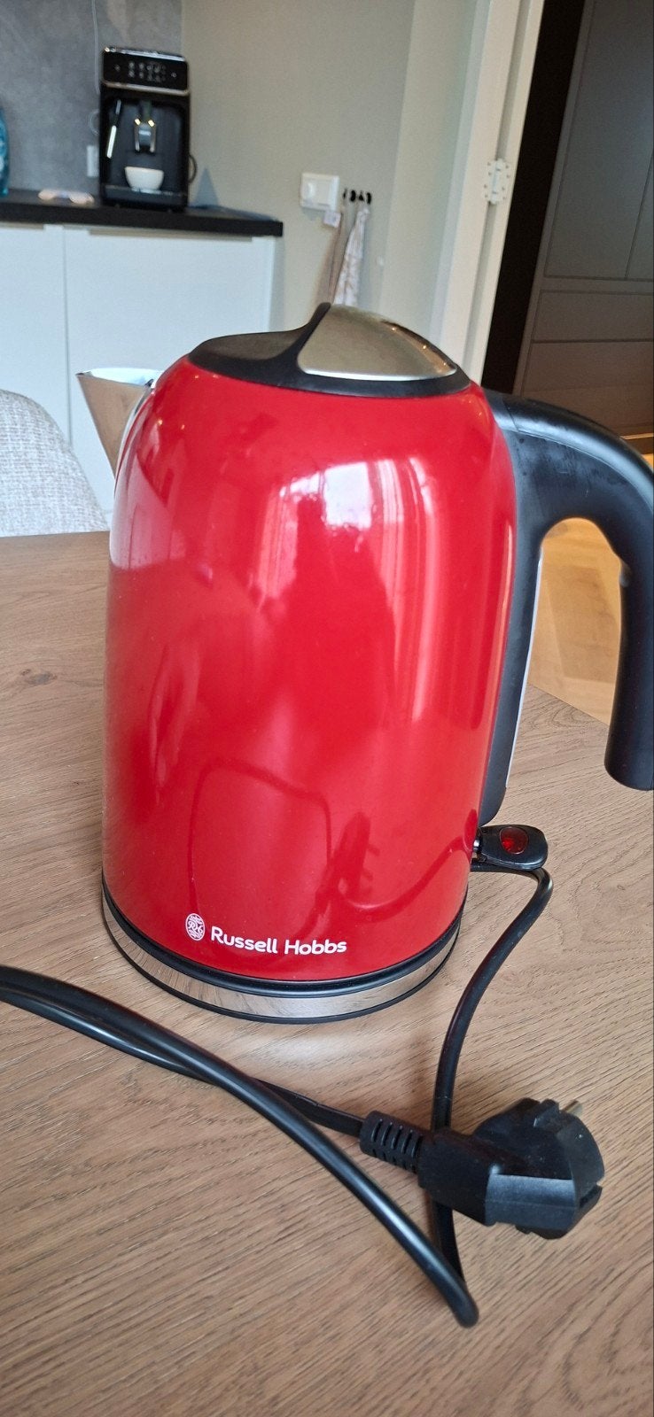 Russell Hobbs Waterkoker Rood - Zo goed als nieuw, 1 tot 2 liter, Ophalen, Zo goed als nieuw, Draadloos