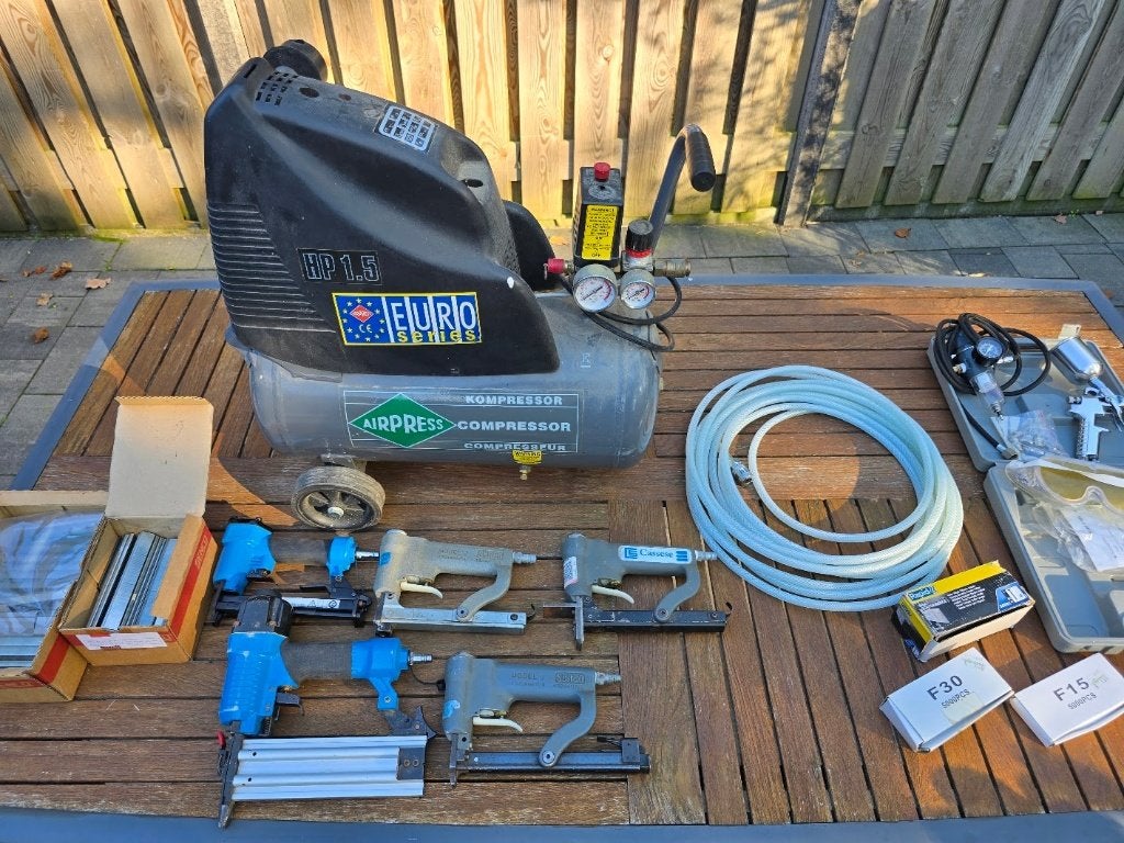 Airpress compressor set met tackers en airbrush-set, Ophalen, Gebruikt, 6 tot 10 bar, Minder dan 200 liter/min