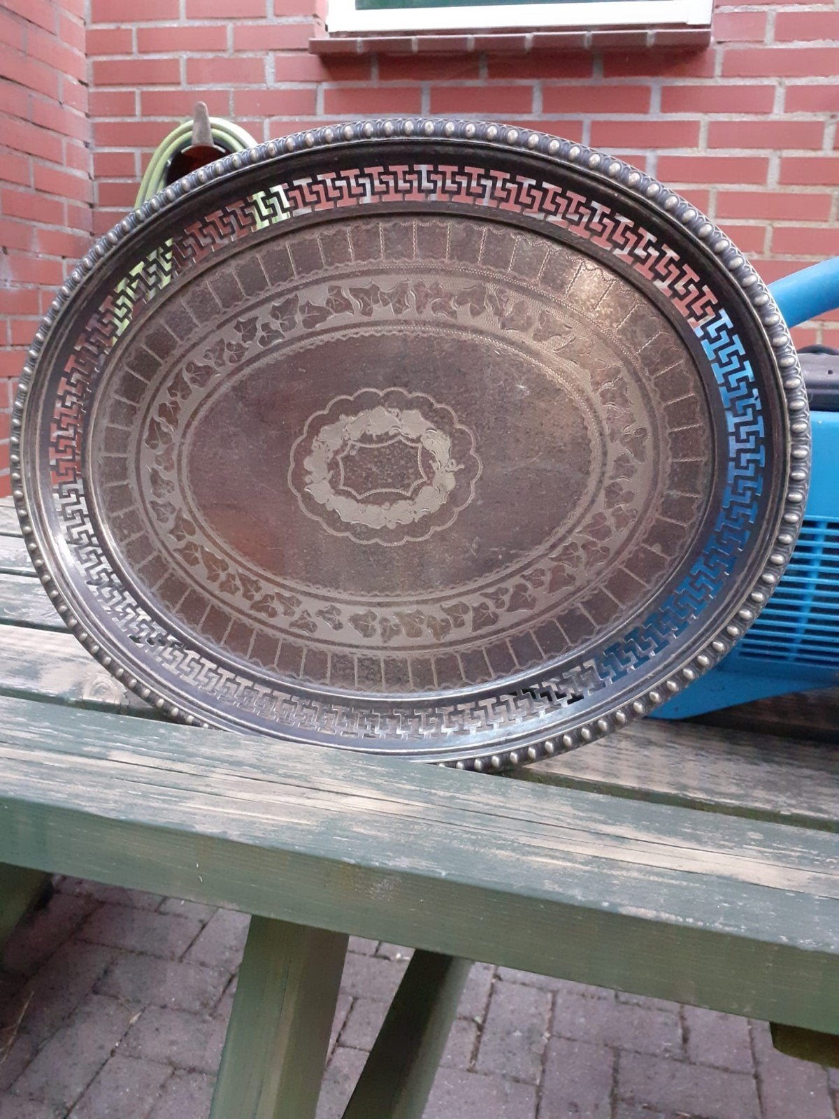Antieke zilverkleurige dienblad met sierlijke gravures, Ophalen