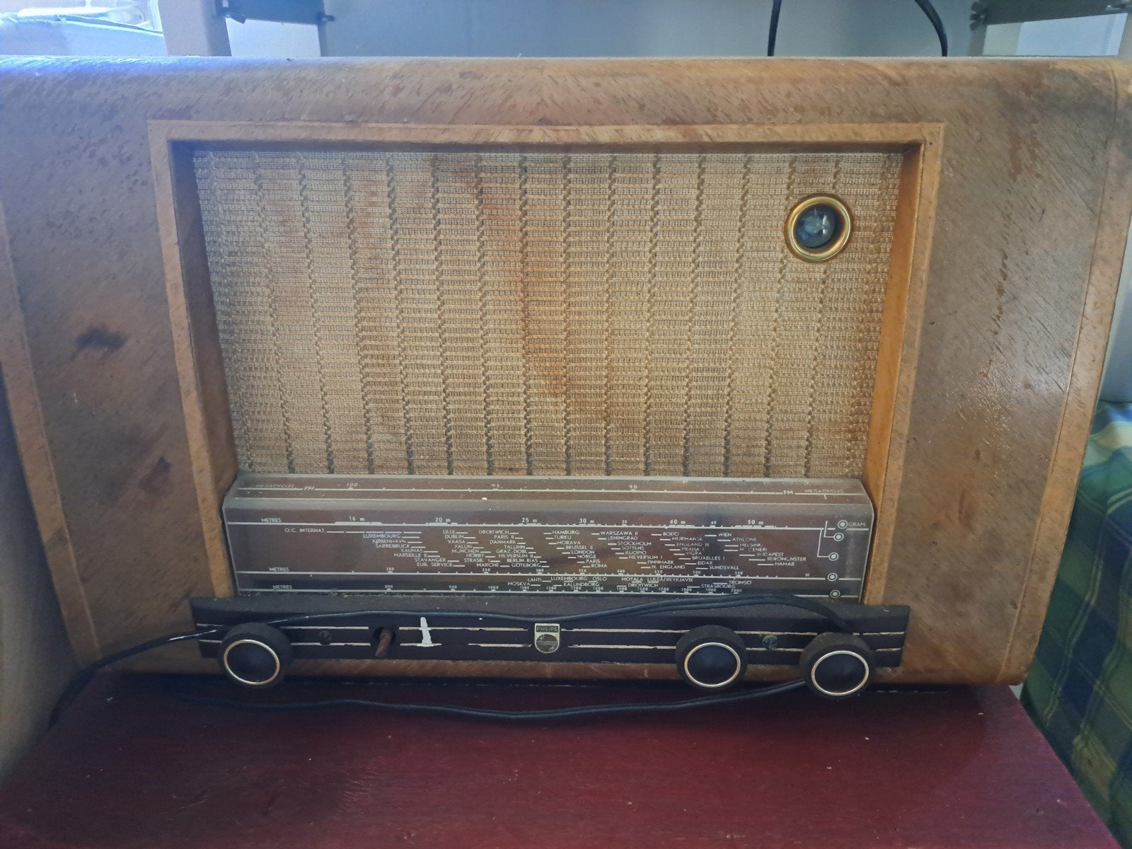 Ouwe radio, werkt niet meer., Ophalen