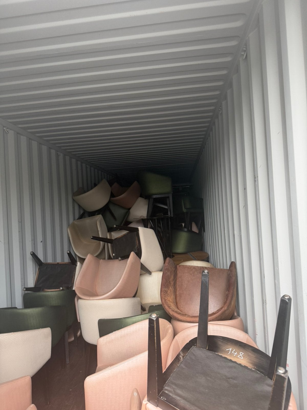 Partij stoelen tafels en deco MOET WEG! T.E.A.B, Ophalen