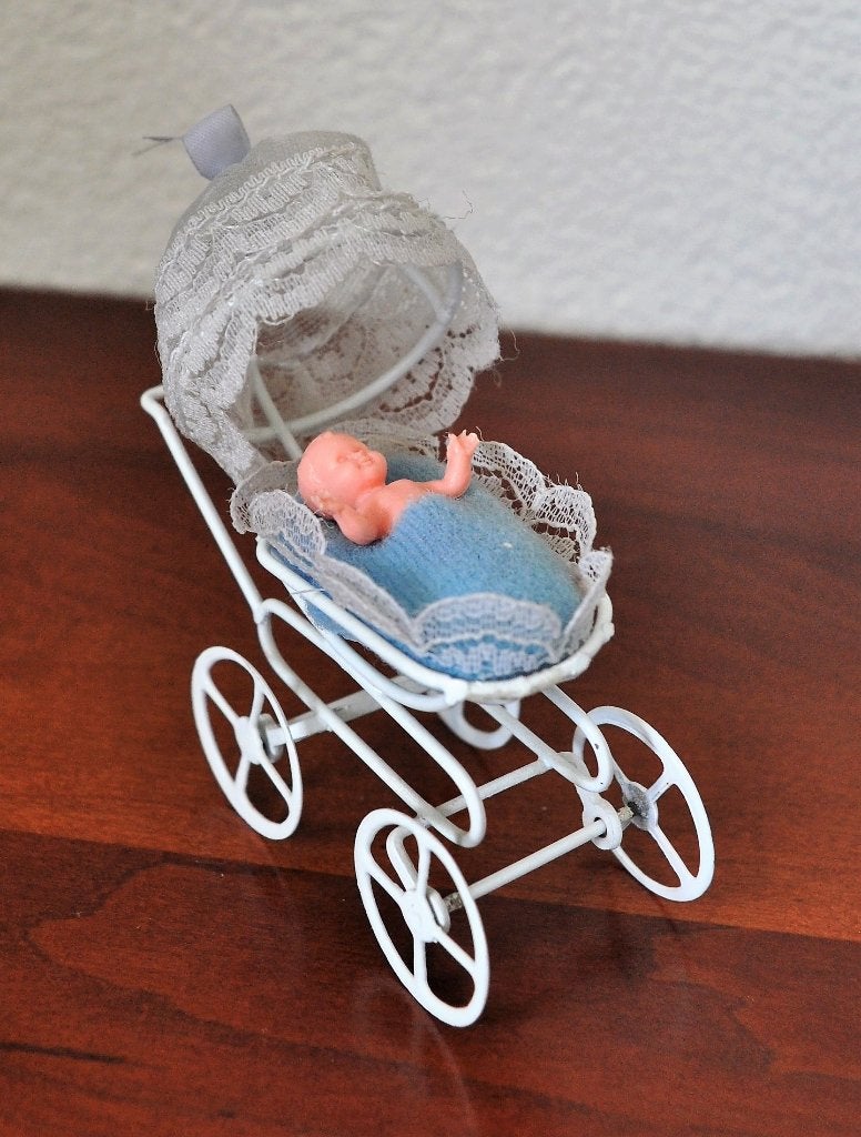 Vintage Kleine Wandelwagen met Popje 10,5 cm, Ophalen of Verzenden, Gebruikt, Pop