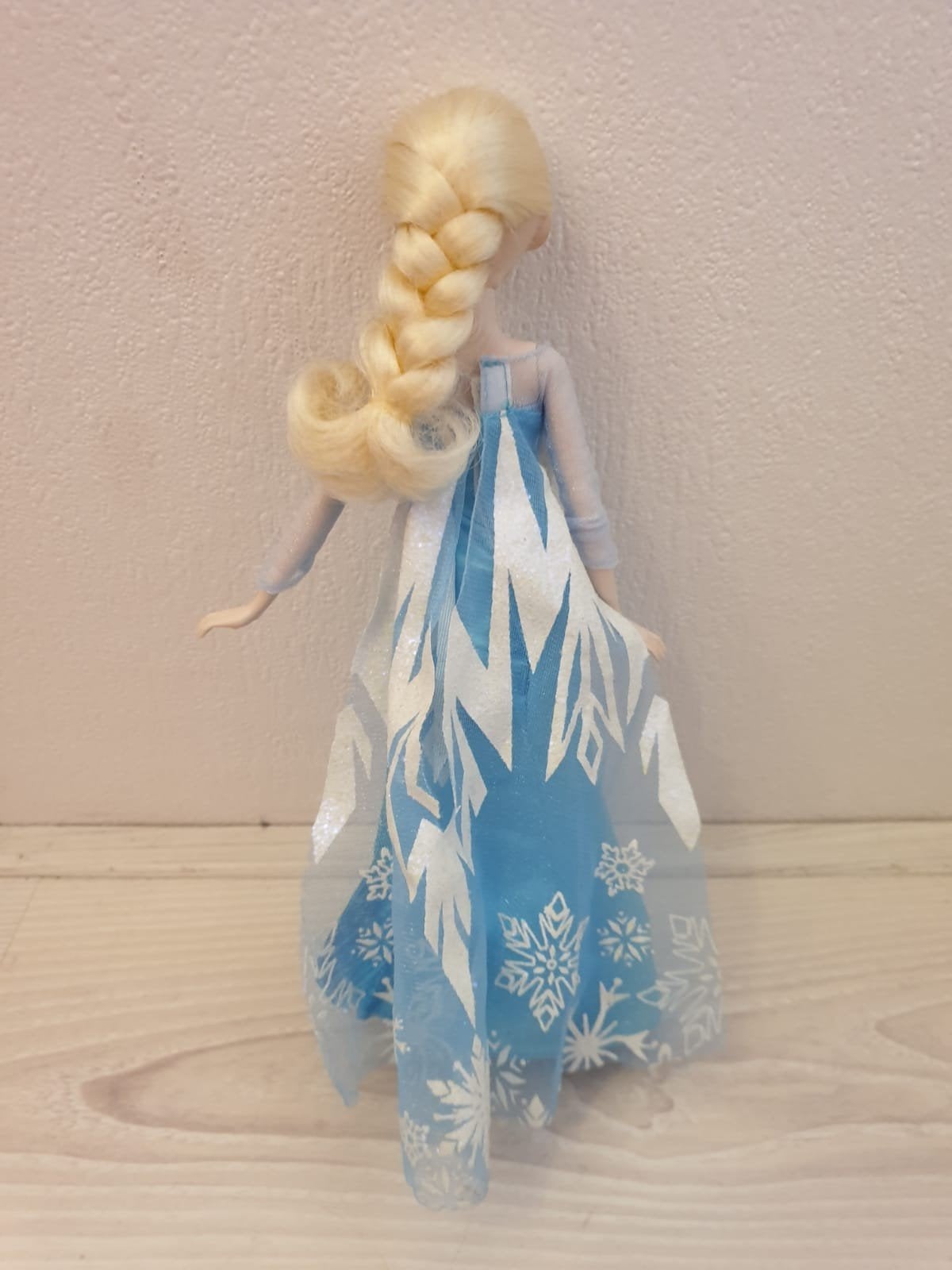 Disney Frozen Elsa pop met lichtgevende pianojurk 30cm, Ophalen of Verzenden, Nieuw, Barbie