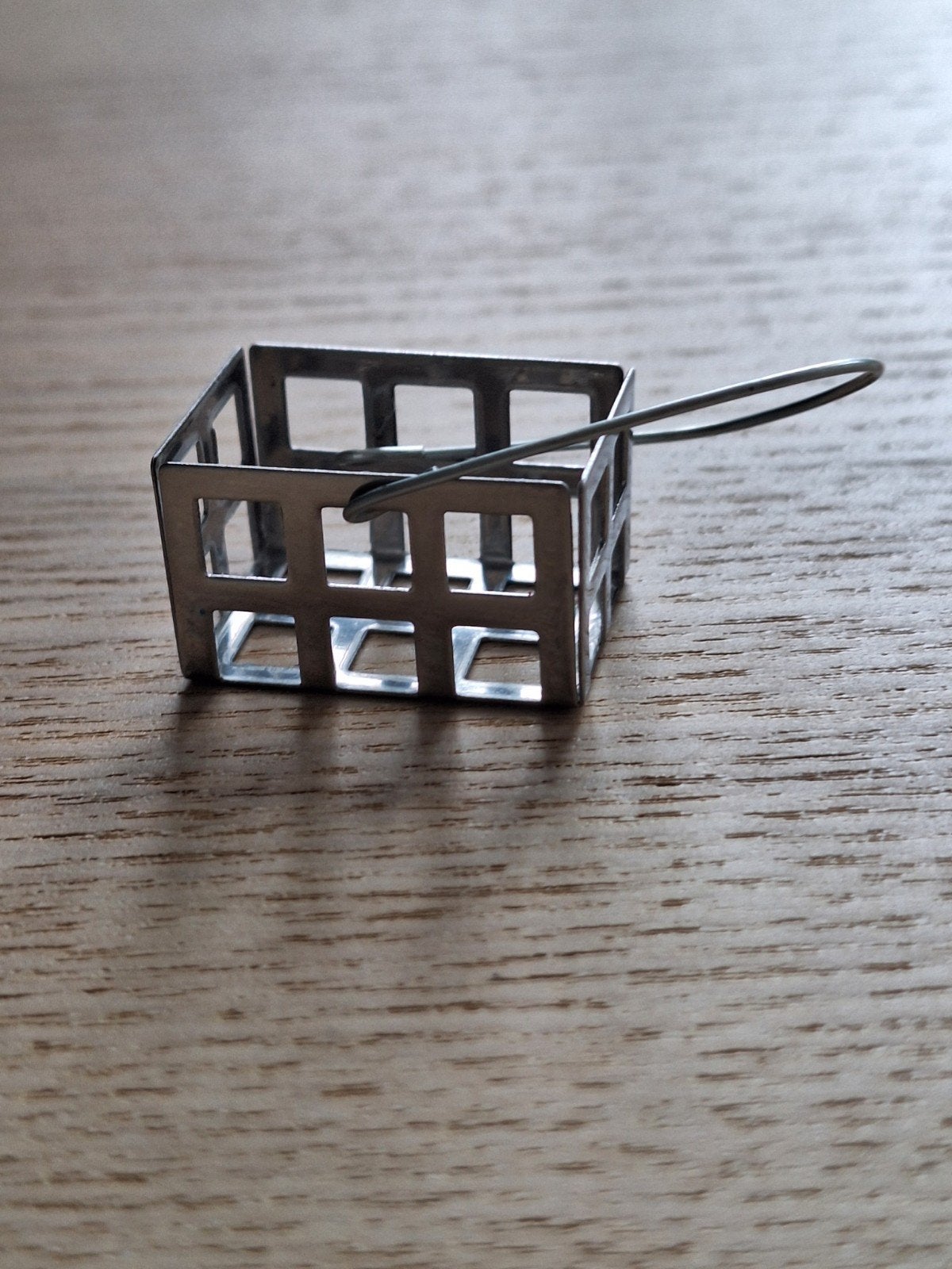 Poppenhuis 1:12 metalen flessenmandje, nieuw, Ophalen of Verzenden, Nieuw