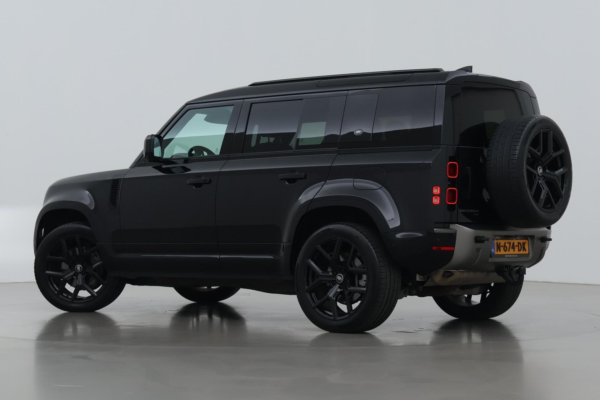 Land Rover Defender 110 2.0 P400e 110 HSE | Luchtvering | Tr, Auto's, Land Rover, Automaat, 404 pk, Gebruikt, 4 cilinders