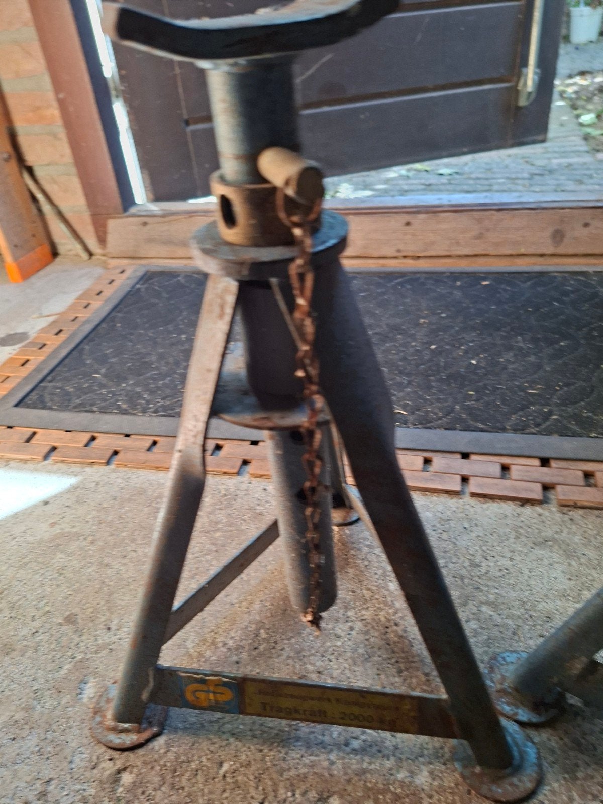 2x assteun 2000kg, Ophalen, Gebruikt