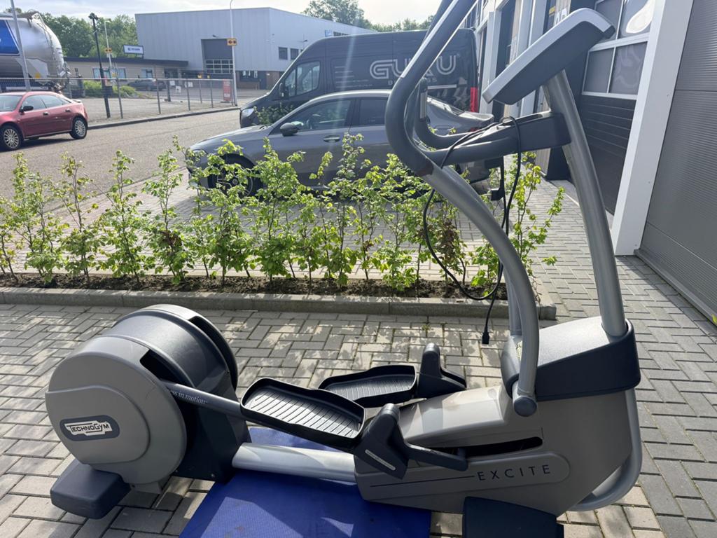Technogym Synchro 700 tv Crosstrainer - Goede Staat, Ophalen of Verzenden, Gebruikt, Armen
