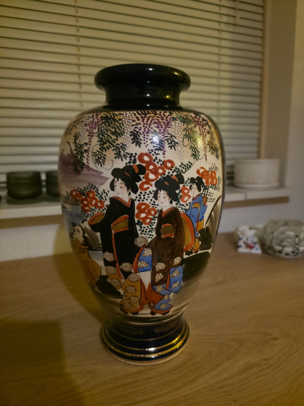 Antieke Japanse Satsuma Vaas met Geisha's en Landschap, Ophalen