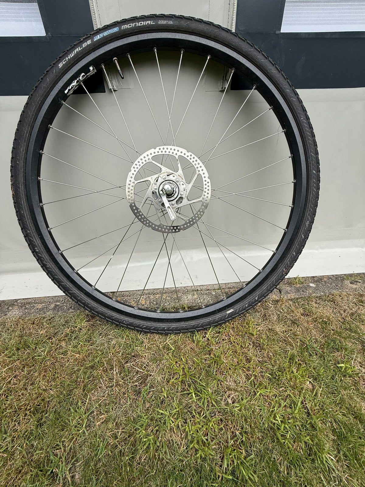 Voorwiel zwart 28 inch en Shimano naafdynamo, Fietsen en Brommers, Fietsonderdelen, Gebruikt, Elektrische fiets, Aluminium, Ophalen