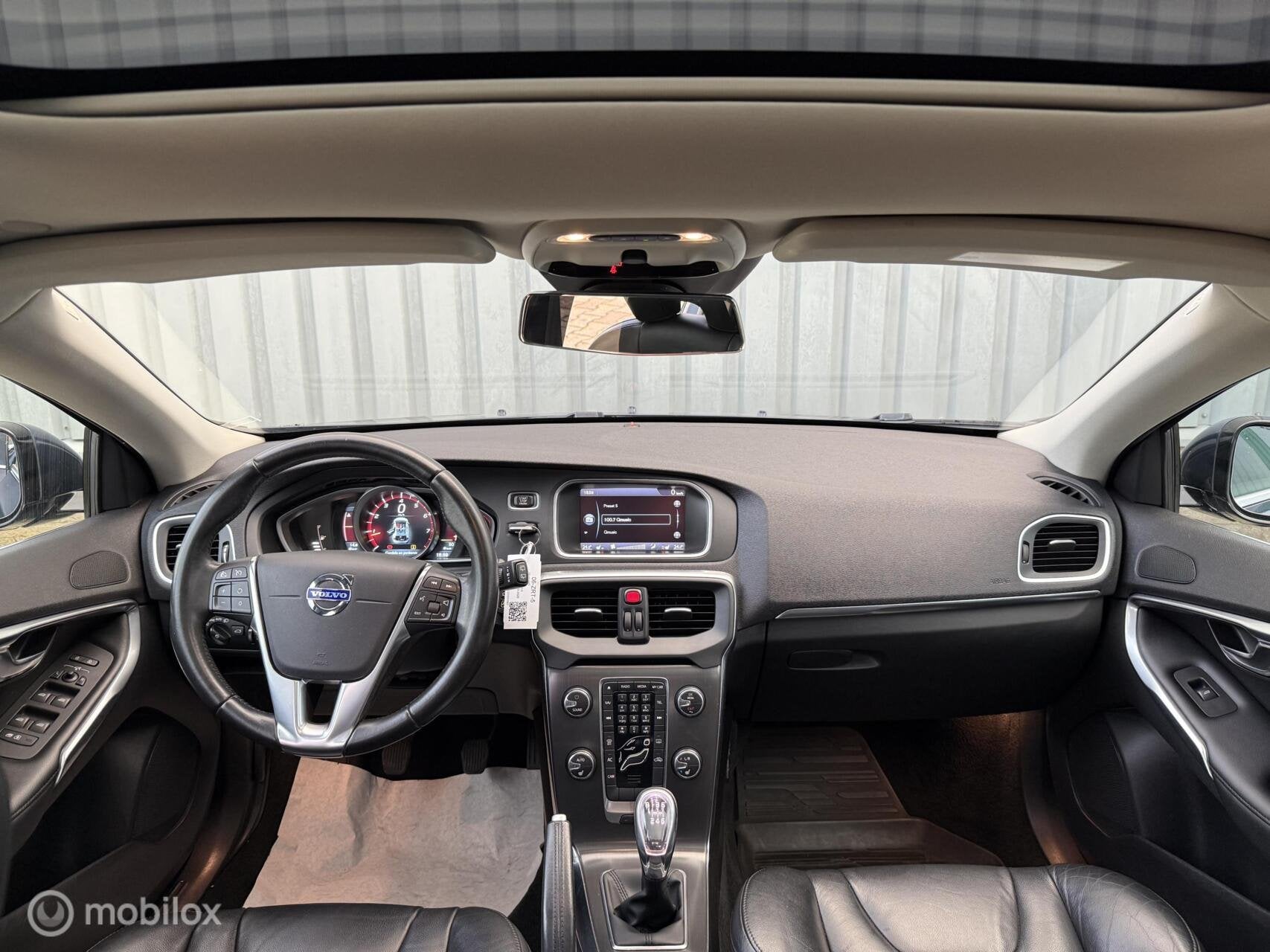 Volvo V40 1.6 T3 Momentum | Pano | Camera | Stoelverw., Voorwielaandrijving, Zwart, 4 cilinders, 150 pk
