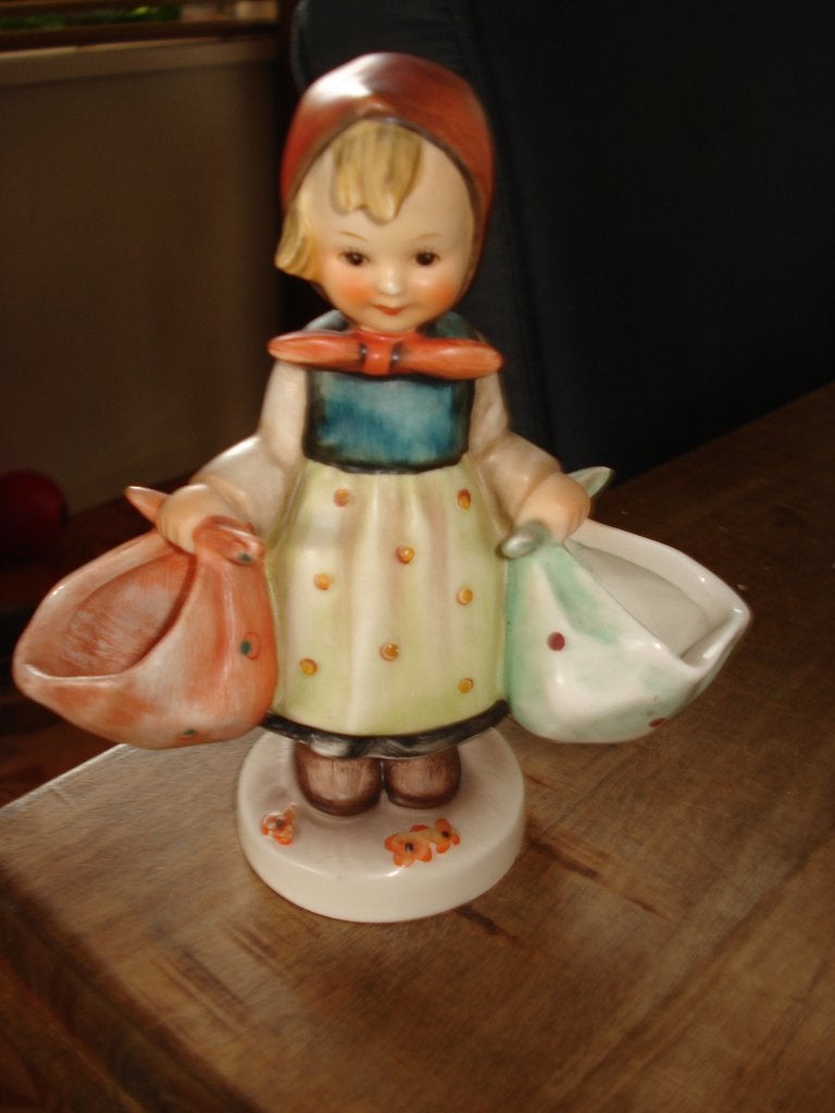 Hummel beeldje: Meisje met manden, Ophalen of Verzenden, Gebruikt, Hummel